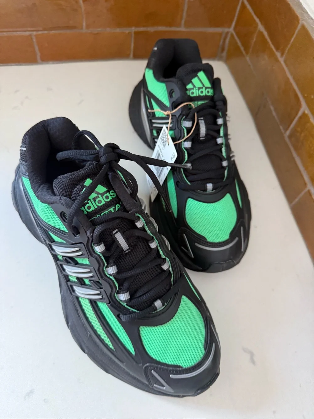 adidas 6.5 mens and 7.5 women's  Black and Green Mesh Athletic Sneakers
